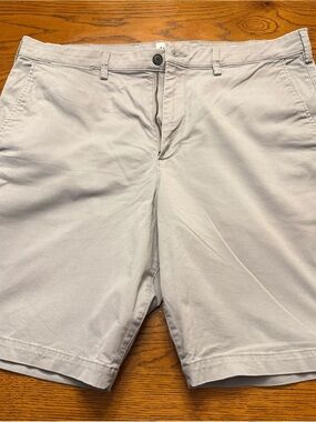 GAP Men's Light Gray Flat-Front Shorts
